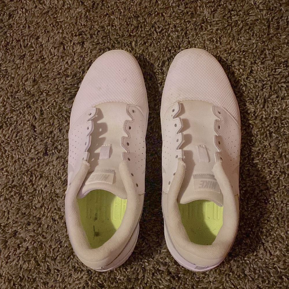 White Nike cheer shoes pretty good condition no laces